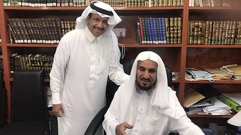 "الألمعي" يحاضر لأعضاء الجمعية التاريخية السعودية بمنزله في محايل