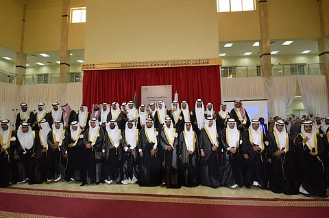 شاهد .. "155" خريجاً تزفّهم "الكلية الجامعية" بـ"رنية" لسوق العمل