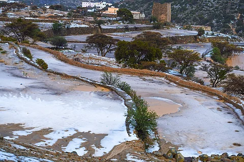 بالصور.. أمطارٌ غزيرة على بني عمرو بالنماص والبرد يكسوها بالبياض
