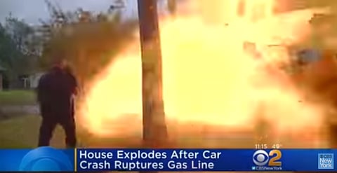 بالفيديو .. لحظة انفجار منزل بعد ارتطام سيارة به