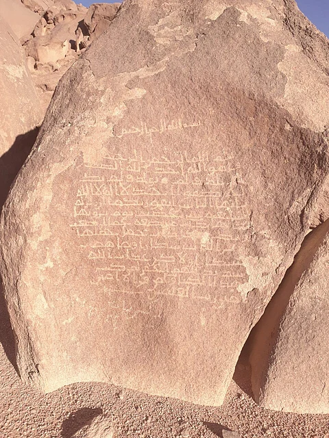 مواطن يكتشف نقوشًا وصورًا وآيات على صخور بعسير