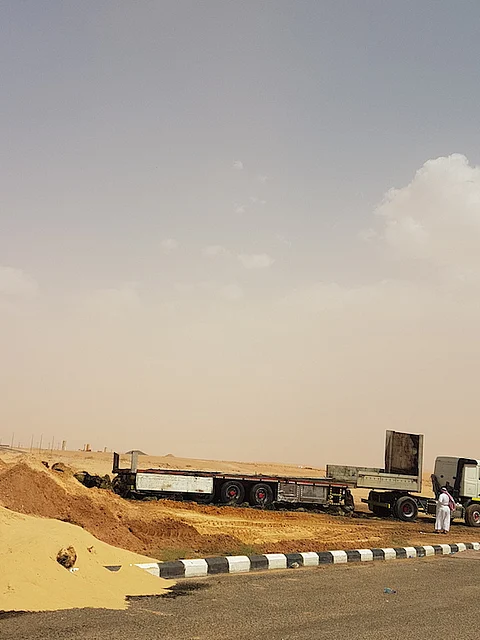 قادها سائقها مسرعاً نحو "المدني" فور اشتعالها.. هكذا أخمد حريقاً بشاحنة في تربة