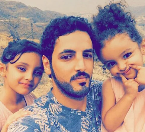 بينما لا تزال طفلتاه تنتظران عودته.. الشهيد "العمري" بين قلب أم يتفطر وفخر أخ