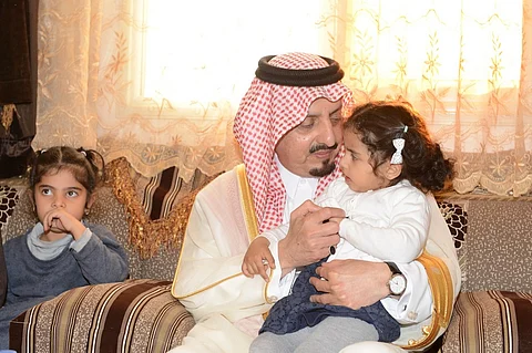 أمير عسير ينقل تعازي القيادة الرشيدة في الشهيدين الشهري والرياعي