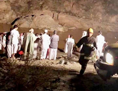 مدني بيشة ينتشل جثماني شابين غرقا داخل مستنتقع بقرية قطبة