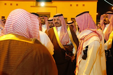 نائب أمير عسير ينقل تعازي القيادة لأسر 8 شهداء بمحافظة محايل