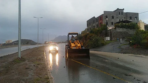 أمطار الباحة تستنفر فرق صيانة وزارة النقل