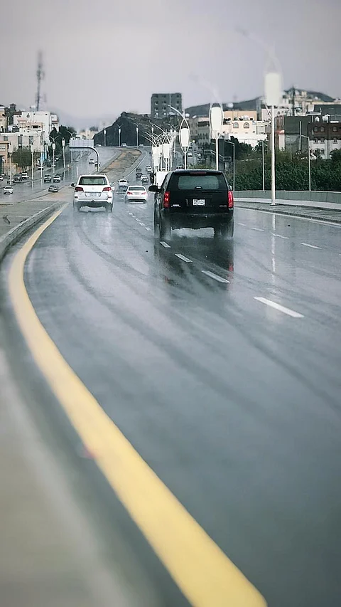 بالصور.. الطائف تزهو ماطرةً وتتلألأ زاهيةً
