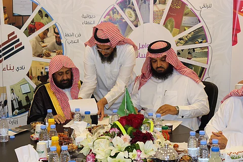 "العفالق" يوقّع عقد مبنى لجنة التنمية لأحياء عدة بالدمام
