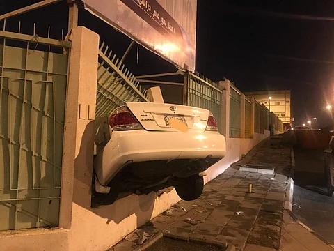 شاهد.. سيارة مسرعة تقتحم جدار مدرسة ابتدائية بالطائف فجراً