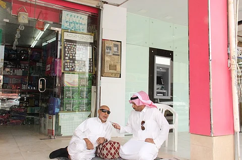 العم محمد الحنوس.. منذ 50 عاماً لم يتوقف عن بيع الصحف