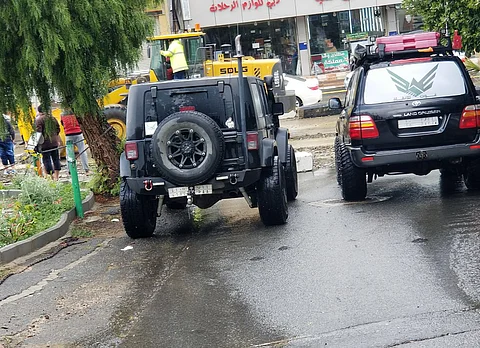فريق غوث التطوعي يوجّه ويساعد المتعطلين إثر الأمطار على طريق السودة