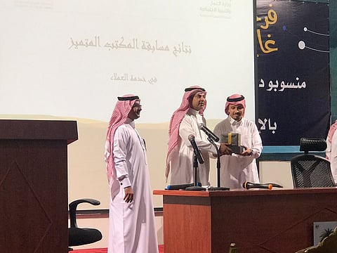 شاهد.. "عمل جازان" يُكَرّم المكتب المتميز ومفتشي فرع الوزارة