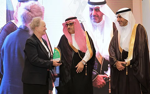 شاهد.. "عبدالعزيز بن أحمد" يدشن أكبر لقاء علمي لطب العيون بالخليج ويسلم الدروع