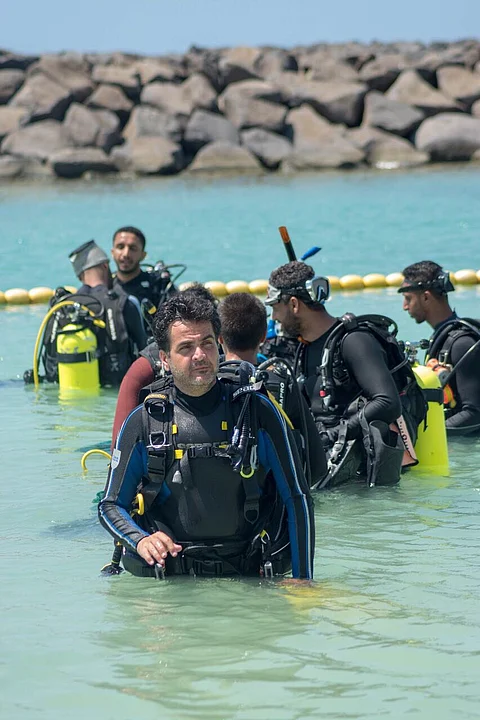 100 غواص ينظفون شواطئ جدة ويستخرجون 1673 كجم نفايات