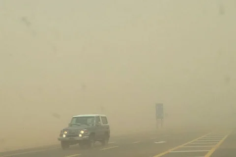 عاصفة ترابية شديدة تحجب الرؤية في حائل.. والمدني يحذر