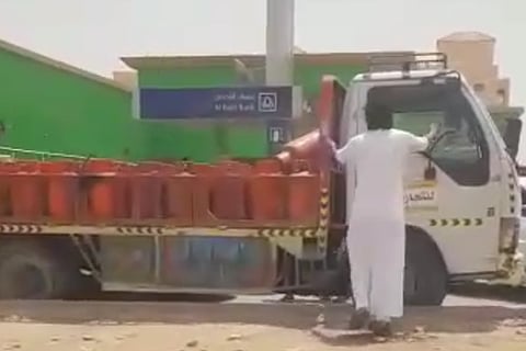 مطاردة مثيرة توقع "خاطف مركبة الغاز".. أتلف 6 سيارات وتحصن بعمارة بالرياض