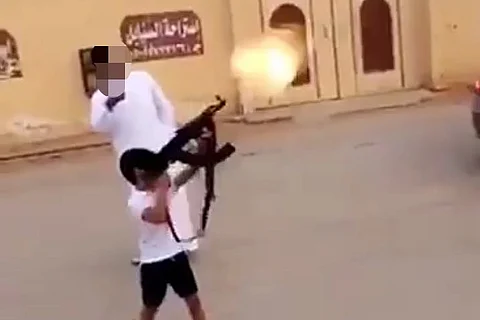شرطة الرياض تضبط مواطناً حفّز طفلاً للعبث بسلاح رشاش