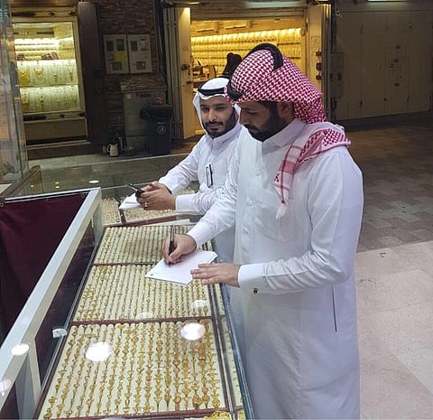 "عمل مكة" يرصد 127 مخالفة لقرارات التوطين