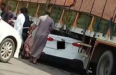 "فيديو التجمهر على القات" .. ضبط المهرِّب ومعاونيه وهنا تفاصيل من الحادث الغامض