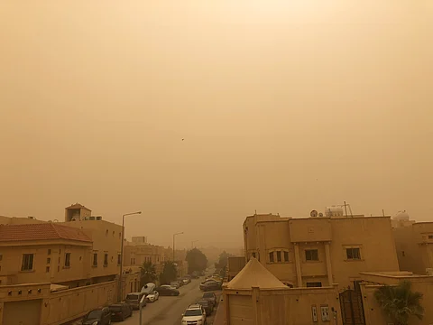 عاصفة ترابية تلف أجواء العاصمة وتوقعات باستمرارها للمساء