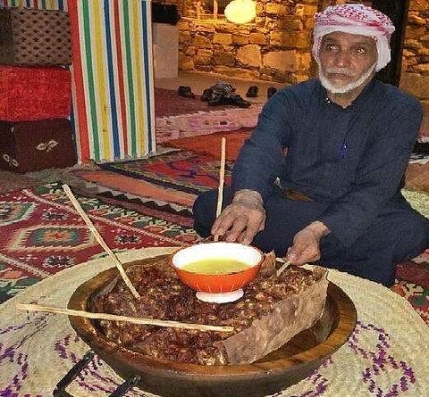 "دحدوح".. 42 سنة من العطاء والكرم وعاصر صناعة السياحة وبداية الاهتمام بالتراث الوطني