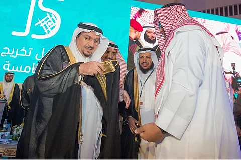 أمير القصيم يقلد طالبًا يتيمًا مشلح التخرج: أكبر وأحن أب لك هو الملك سلمان