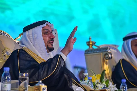 شاهد .. أمير القصيم مشاركًا الخريجين فرحتهم: "سوق العمل ينتظركم"