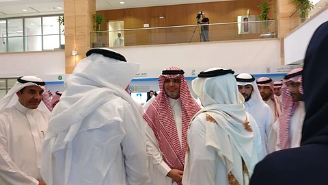 "العيسى" في جناح جامعة وصفها ولي العهد بالأهم.. هنا ذكاء وتجارب وابتكارات