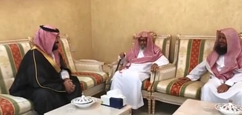 شاهد.. ولي العهد للشيخ صالح الفوزان: أنت والد لي يا شيخ