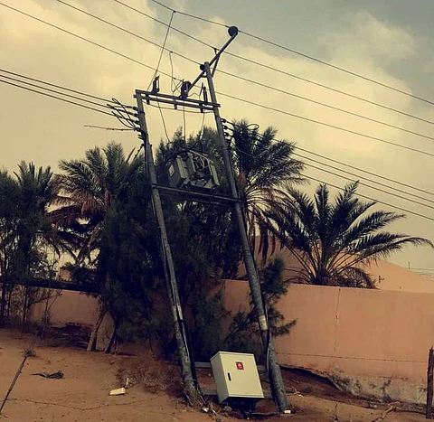 تكرّر المشهد بعد شهرين.. سقوط لوحة ضخمة و3 أعمدة إنارة بـ"رنية"