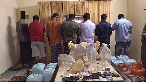 دوريات عفيف تضبط وكرًا لتصنيع الخمور تديره عمالة آسيوية