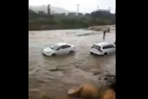 بالفيديو.. جرف سيارة ومحاولة هروب مركبات من سيل وادي القيم يجددان المعاناة بالطائف