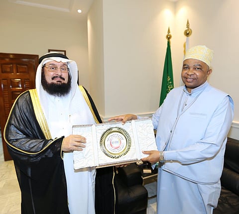 وزير خارجية جزر القمر يزور الهيئة العالمية للإغاثة في جدة
