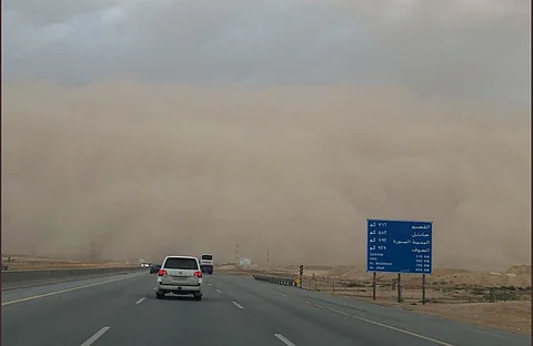 شاهد.. عاصفة ترابية تضرب العاصمة الرياض الآن