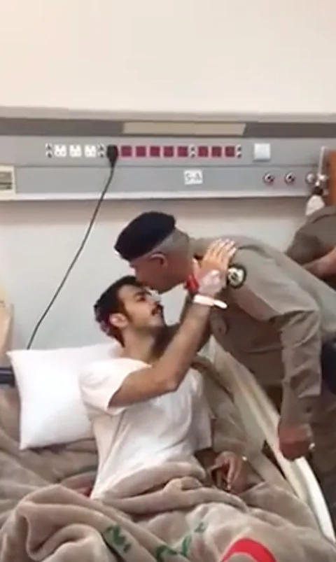 مدير شرطة عسير يزور رجل أمن مصابًا بالأمواه..و"الجاني" يسلِّم نفسه