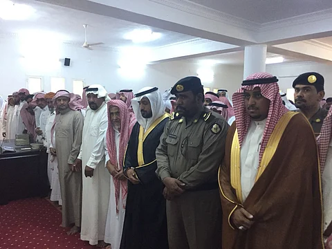 محافظ الحرث يؤدي صلاة الميت على شهيد الواجب "المحزري"