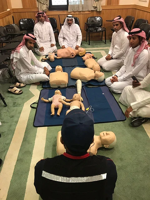 "الهلال الأحمر" تنظم دورة مكثفة بالإسعافات الأولية لإعلاميي عسير
