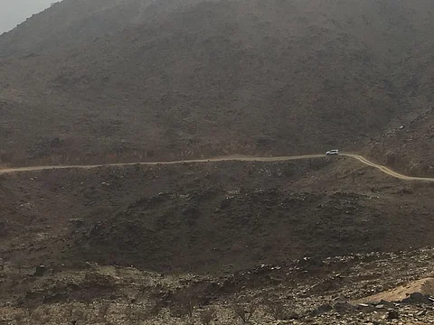 أهالي "غامد الزناد" يتذمرون من إهمال عقبة الحمراء