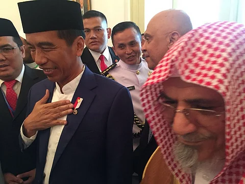 شاهد.. الرئيس الإندونيسي يحتفي بإمام المسجد الحرام ويقدّمه إمامًا للمصلين