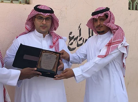 تكريم معلم لم يتغيب على مدى عامين بعسير