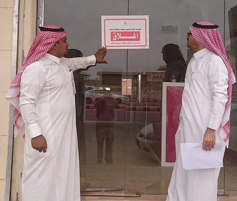 شاهد.. جولات مستشفى الأفلاج تُغلق صيدلية أهلية ومركز بصريات