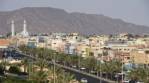 نجران.. الأجهزة الأمنية تباشر جريمة بشعة انتهت بمقتل مواطنة وإصابة ابنها
