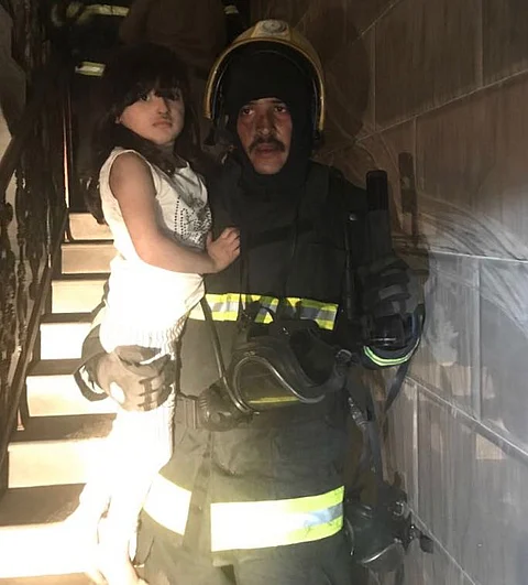 "مدني بلجرشي" يُخلي عمارة بعد نشوب حريق بإحدى الغرف بطابقها الخامس