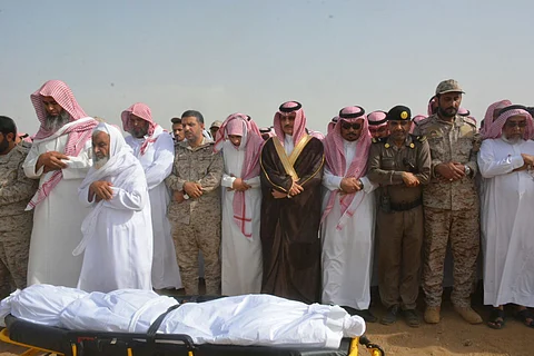 محافظ صامطة يؤدي صلاة الميت على الشهيد الحمدي وينقل تعازي القيادة