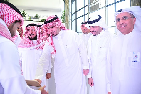 "البواردي" يدشن معرض التطبيقات الإلكترونية بـ"غرفة الشرقية"