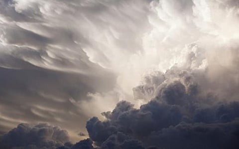 11 منطقة في مرمى تقلبات الأجواء: أمطار وغبار وتحذيرات من السيول