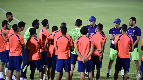 الأهلي يعوض أصحاب التذاكر الموسمية.. وعواجي يجري عملية