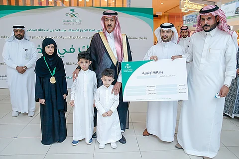 محافظ الخرج يُسلم أبناء الشهداء بطاقة أولوية للخدمات بمستشفى الملك خالد