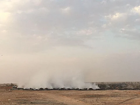 بين توجيه المحافظ وتبرير البلدية.. معاناة أهالي الأفلاج بسبب حرق النفايات مستمرة